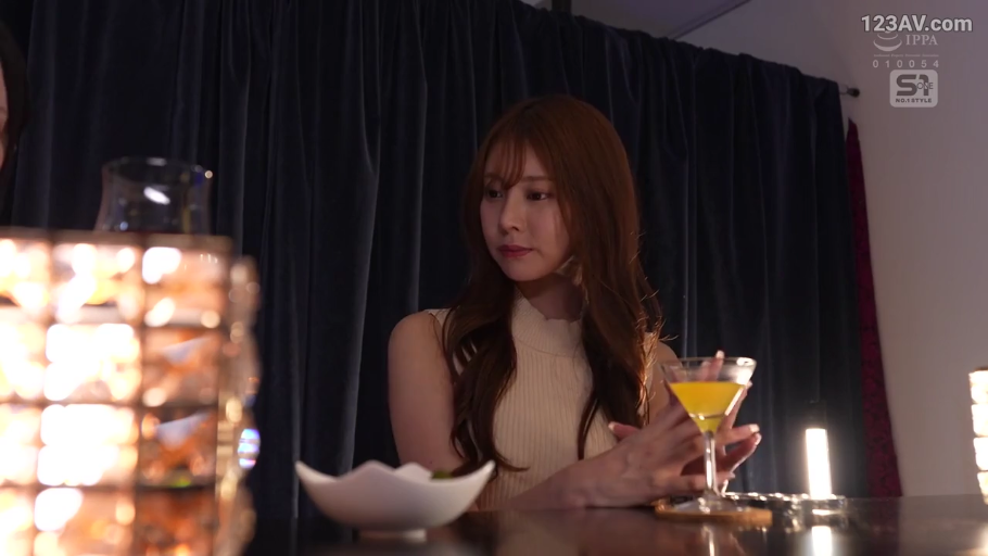 坐姿 · 平静 · 酒吧 · 无袖针织衫 · 侧头注视 · 半身照 · 暗光环境 · 鸡尾酒杯