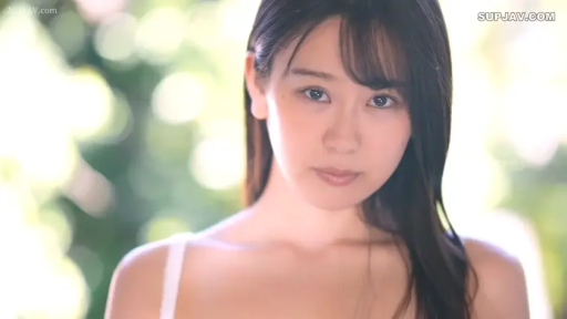 特写 · Eye contact · 清纯 · Outdoor · White camisole · 正面 · indifferent