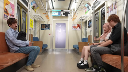 座り姿勢 · 全景 · 自然 · 多人 · 乘车 · 休闲服 · 电车 · 吊环