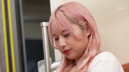 沉思 · 憂鬱 · 低頭 · 臉部特寫 · 电车车厢 · 白色T恤 · 粉色长发 · 金屬扶手