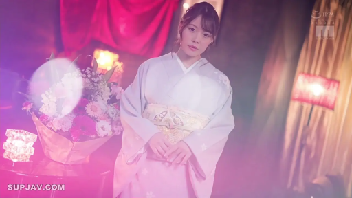 室內 · 站姿 · 平靜 · 半身 · 注視 · 朦朧 · 和服 · 鲜花