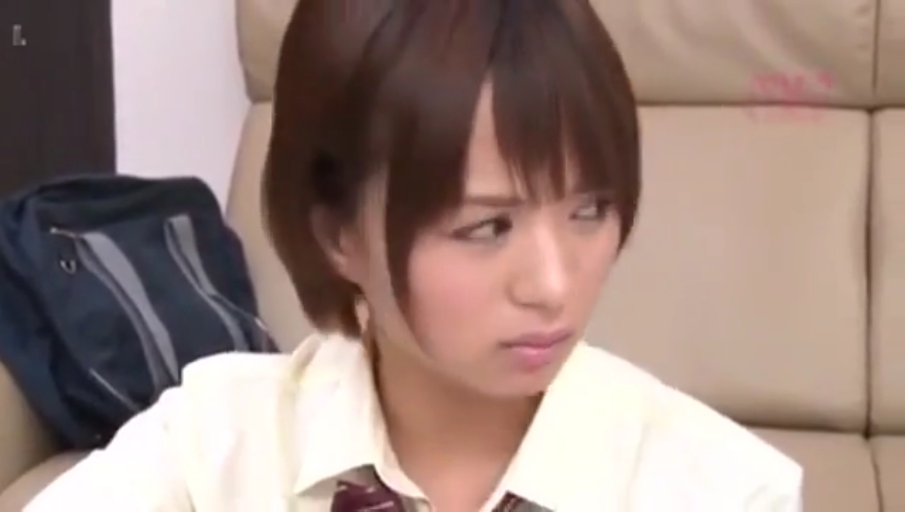 校服 · 脸部 · 房间