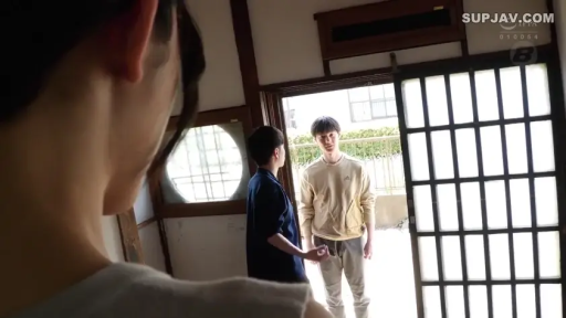 站立 · 和室 · 中景 · 自然 · 剧情 · 谈话 · 休闲服 · 推拉门