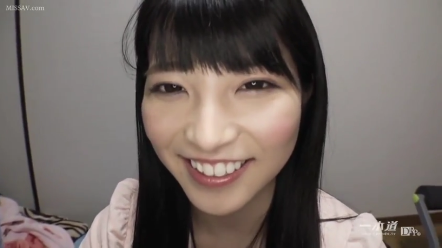 交谈 · 站立 · 客厅 · 半身特写 · 熟女 · 百叶窗 · 自然微笑 · 深色T恤