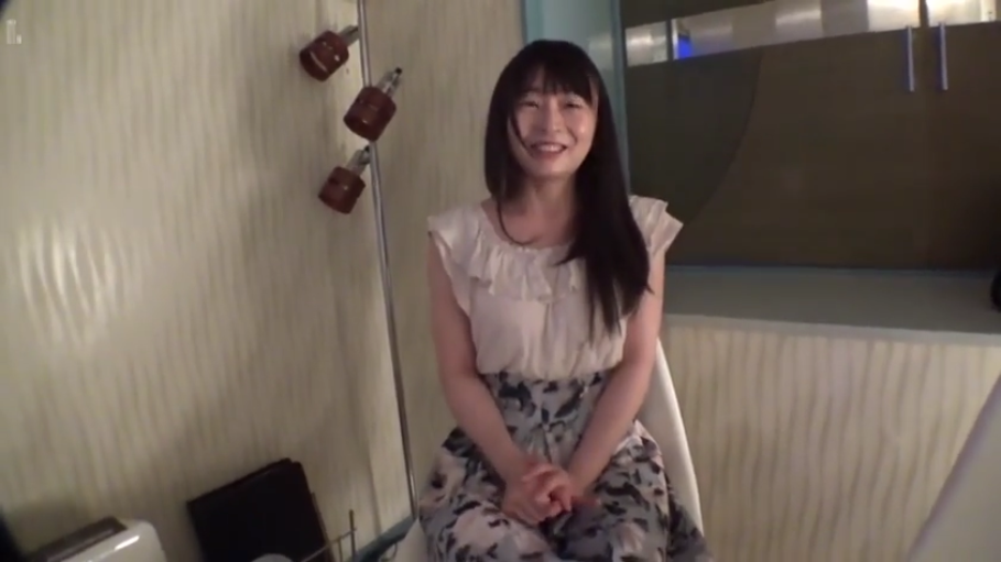 坐姿 · 微笑 · 半身 · 对视 · 房间 · 落地灯 · 碎花裙 · 黑长直