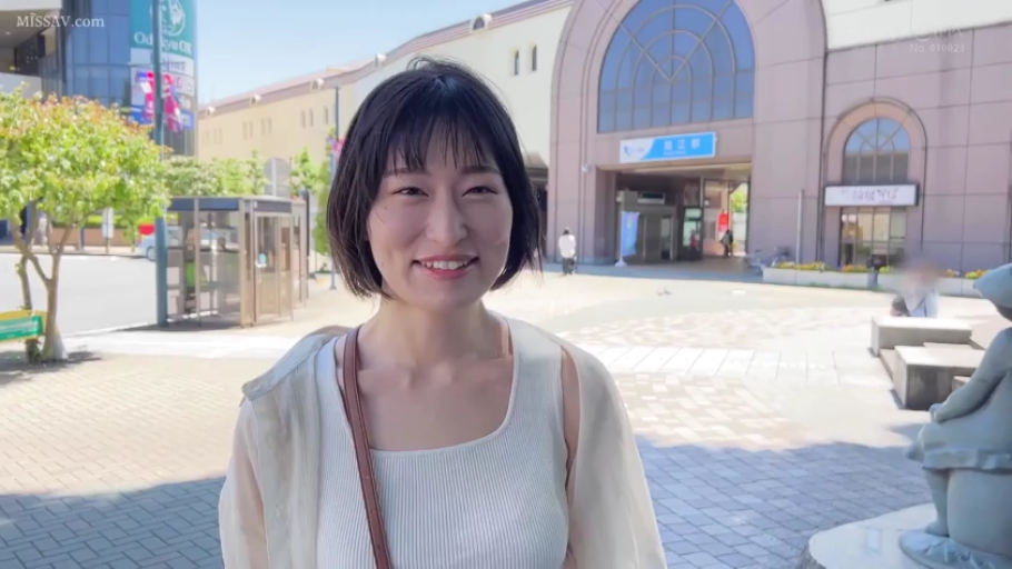 微笑 · 半身特写 · 白色背心 · 看向镜头 · 正面站立 · 户外车站