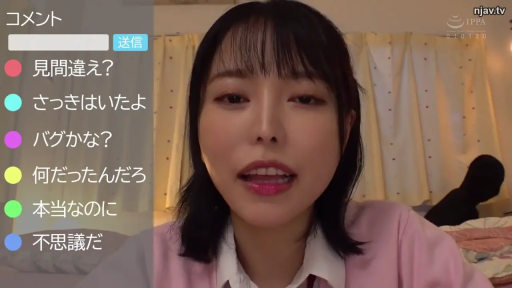 坐姿 · 脸部特写 · 卧室 · 张嘴 · 亚洲女性 · 粉色针织衫 · 直播 · 弹幕