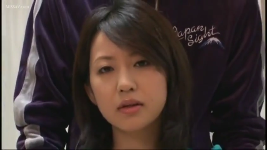 室内 · 脸部特写 · 注视 · 正面 · 运动服 · 迷茫 · 日本