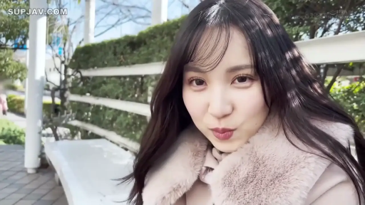 座り姿勢 · 顔部のクローズアップ · 屋外 · 注视镜头 · 日系 · 萌えを売る · 长椅 · 毛皮襟コート