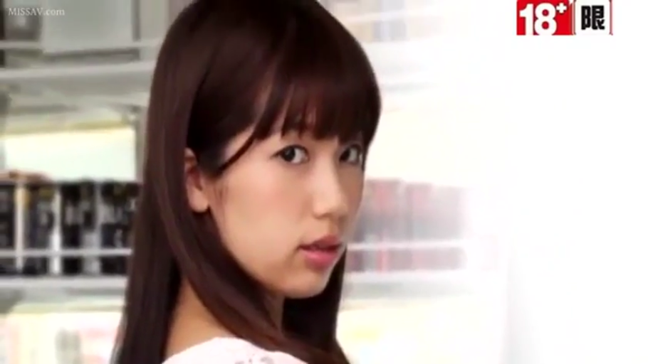 室内 · 顔部のクローズアップ · 白い上着