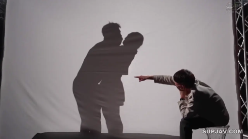 指点姿势 · 集中 · 指挥 · 投影幕布 · 远景全景 · 西装套装 · 剪影艺术 · 影棚白幕前