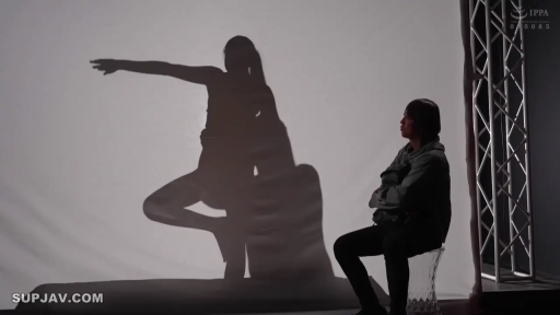 站立 · 無表情 · 横顔 · ランプホルダー · 摄影棚 · 拍摄中 · 夹克 · 剪影效果