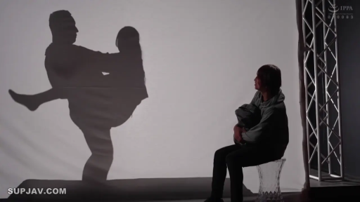 坐姿 · 专注 · 远景 · 影棚 · 剪影 · 卫衣 · 幕布 · 观看性爱剪影