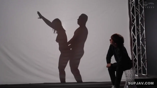 站立 · 平靜 · 遠景 · 便裝 · 影棚 · 观看 · 幕布 · 影子戏