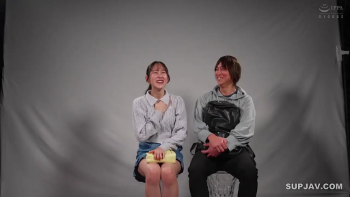 座り姿勢 · 会話 · 全景 · カジュアルウェア · 二人 · 笑容 · 摄影棚 · 凳子