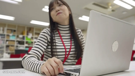 坐姿 · 办公室 · 中景 · 微笑 · 笔记本电脑 · 办公 · 职场OL · 条纹毛衣