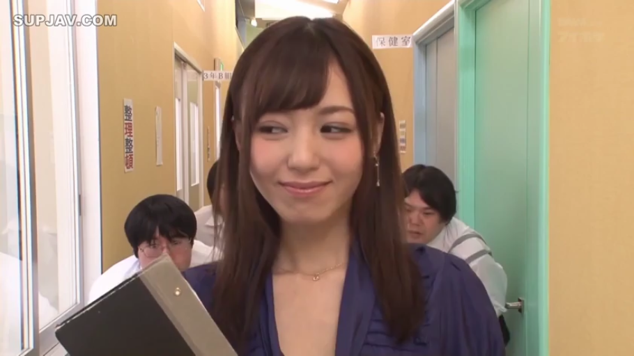 顔部のクローズアップ · フォルダ · 学校走廊 · 青い上着 · 正面に立って · 教师角色 · 持文件夹 · 迷之微笑