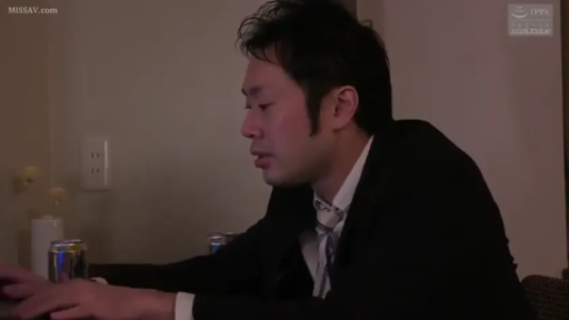 室内 · 坐姿 · 专注 · 办公 · 昏暗 · 西装 · 饮料罐 · 侧面近景