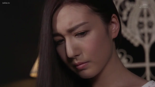 Indoor · Lower your head · Close-up of the face · Side face · Sorrow · 垂首 · White pajamas