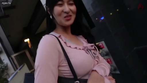 交谈 · 站立 · 半身 · 户外街道 · 街拍 · 眯眼微笑 · 黑色挎包 · 粉色褶边上衣