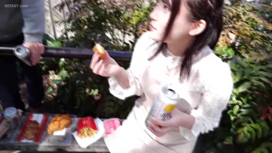 坐姿 · 自然 · 上半身 · 饮料罐 · 户外公园 · 休闲 · 白色蕾丝裙 · 饮食