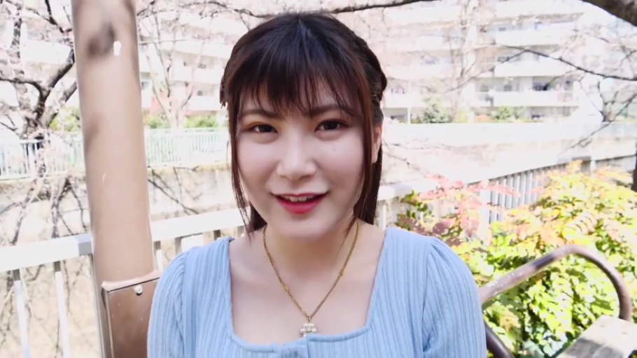 微笑 · 面部特写 · 注视镜头 · 正面坐姿 · 户外公园 · 浅蓝色针织上衣