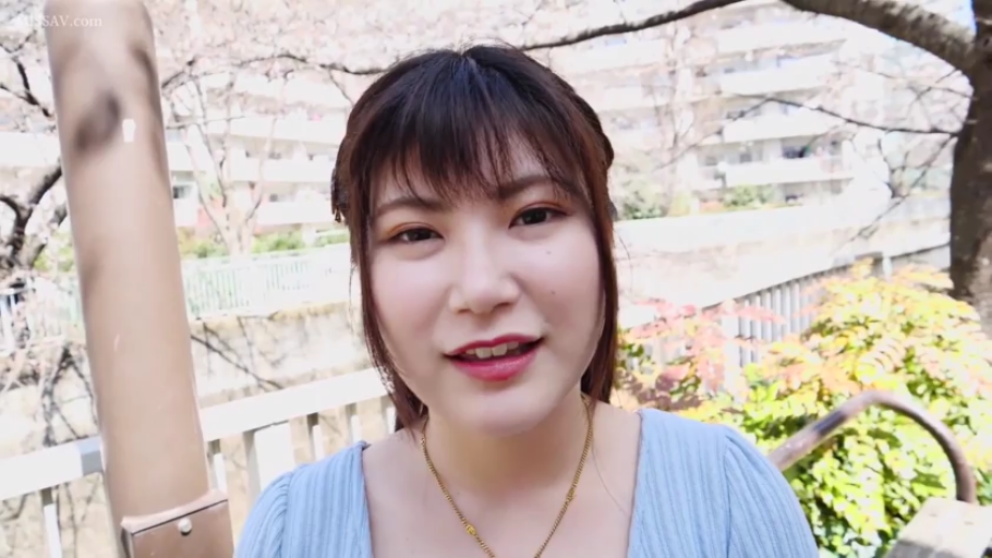 面部 · 站立 · 微笑 · 项链 · 户外 · 说话 · 蓝色上衣 · 樱花背景