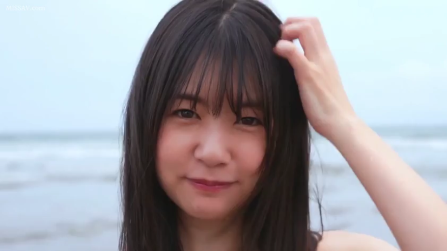 臉部特寫 · 自然光 · 凝视镜头 · 恬静 · 撩头发 · 海边 · 无(仅露肩)