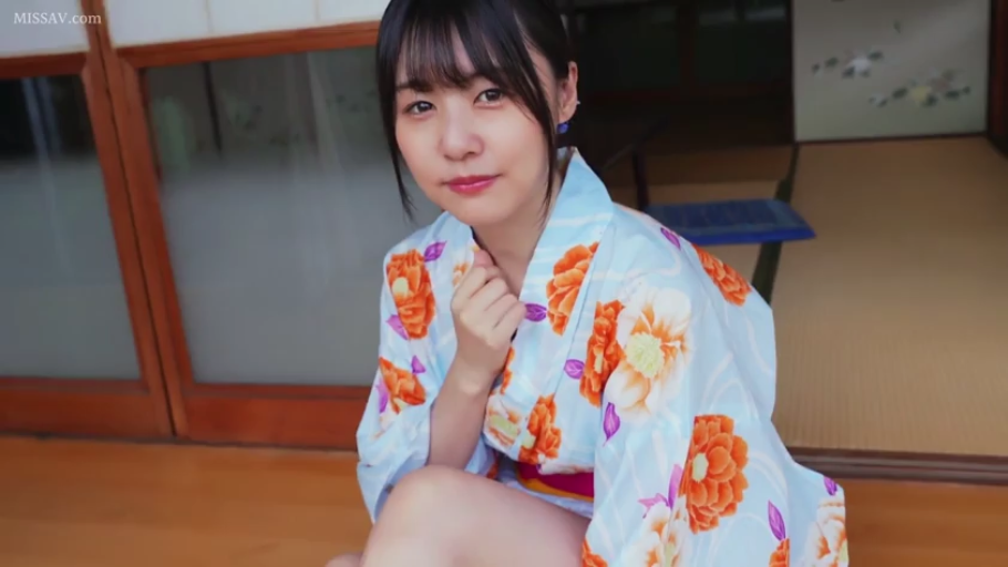 坐姿 · 面部特寫 · 高視角 · 注视镜头 · 和服 · 日式房间 · 微带笑意