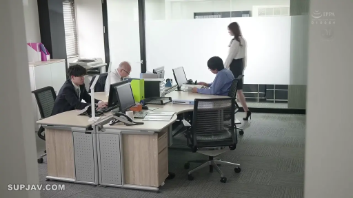 办公室 · 站立 · 侧身 · 白色上衣 · 背影 · 百叶窗 · 景深模糊