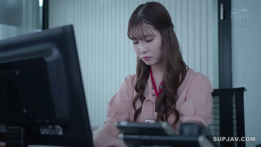 坐姿 · 严肃 · 办公室 · 中景 · 电脑 · 职业装 · OL · 办公