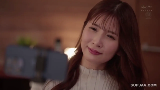 室内 · 面部特写 · 手机支架 · 录制视频 · 长发 · 歪头 · 白色针织衫 · 恬静微笑