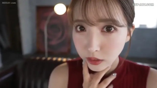 Indoor · Close-up of the face · 注视镜头 · High-definition · 惊讶 · 托腮 · 灯具 · 红色无袖上衣