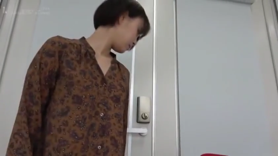 站立 · 半身 · 碎花衬衫 · 门口