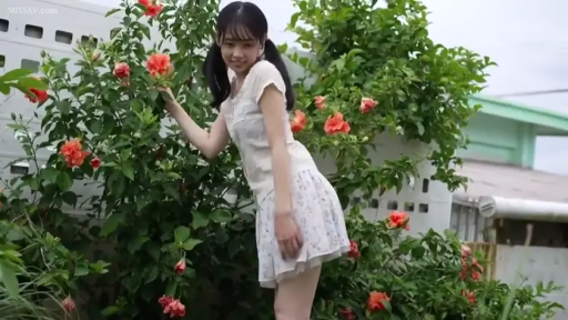 坐姿 · 胸部特写 · JK制服 · 室内沙发 · 红格短裙 · 白浊液 · 手持瓶子