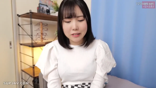 坐姿 · 面部特写 · 室内房间 · 柔和灯光 · 白色泡泡袖上衣 · 背景置物架 · 面对镜头陈述 · 微颦表情