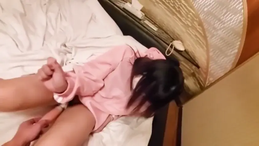 臥室 · 享受 · 仰臥 · 床单 · 阴部 · 粉色衛衣 · 色情 · 抠弄