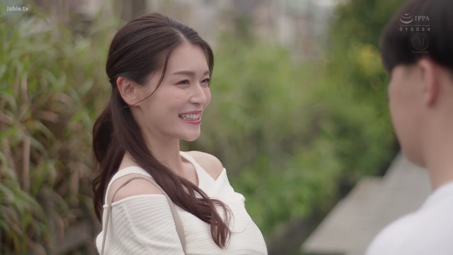 交谈 · 户外 · 长发 · 露肩针织衫 · 半身像 · 露齿笑 · 侧站