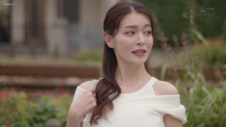 微笑 · 半身特写 · 熟女 · 户外花园 · ショルダーバッグ · 侧头张望 · 侧身站立 · 白いオフショルダートップ