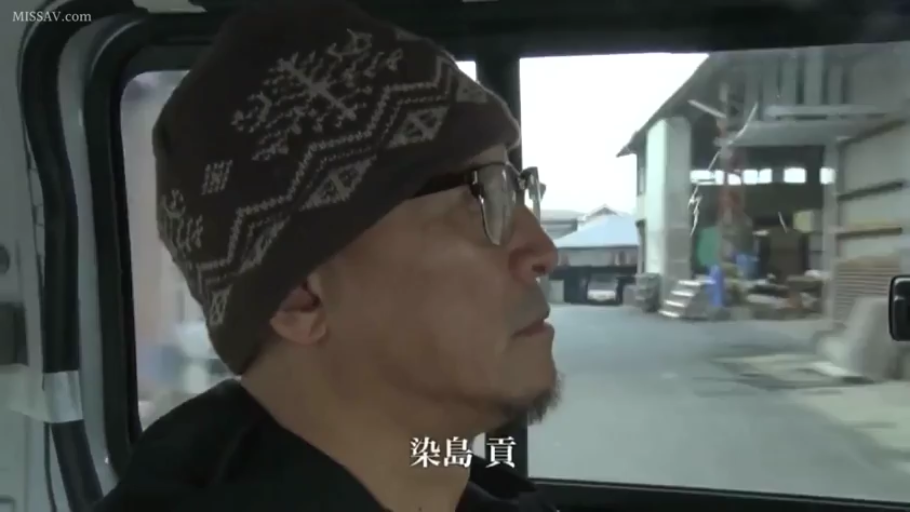 室内 · 站立 · 微笑 · 面对镜头 · 上半身 · 置物架 · 白色紧身衣 · 写真封面