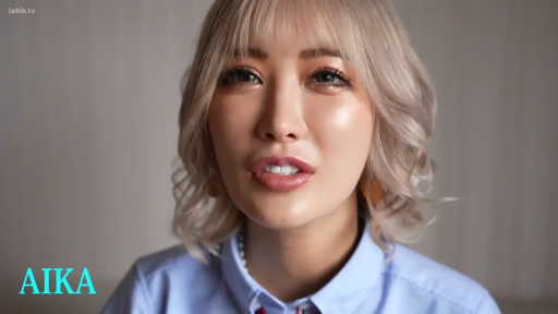 室内 · 脸部特写 · 短金发 · 自然 · 蓝色衬衫 · 正面 · 说话