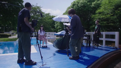 坐姿 · 校服 · 全景 · 自然 · 拍摄 · 摄像机 · 幕后 · 户外泳池