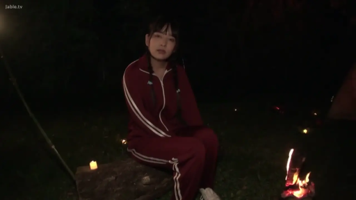 坐姿 · 中景 · 平静 · 夜晚 · 红色运动服 · 篝火 · 独坐 · 野营