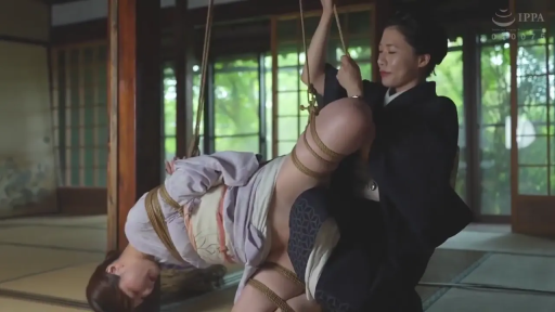 Japanese-style room · Medium shot · 和服 · 捆绑姿势