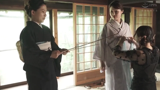 站立 · 和室 · 中景 · 和服