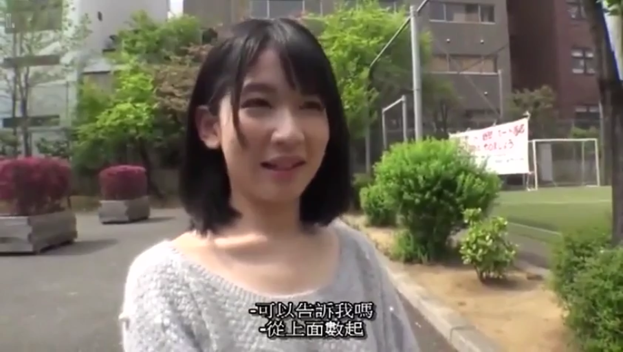 站立 · 半身 · 公园 · 灰色毛衣