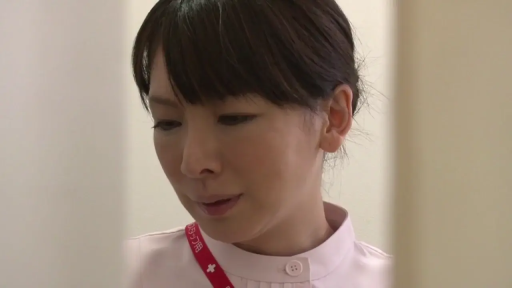 室内 · 低头 · 护士服 · 专注 · 脸部特写 · 窥视 · 挂绳 · 亚洲熟女