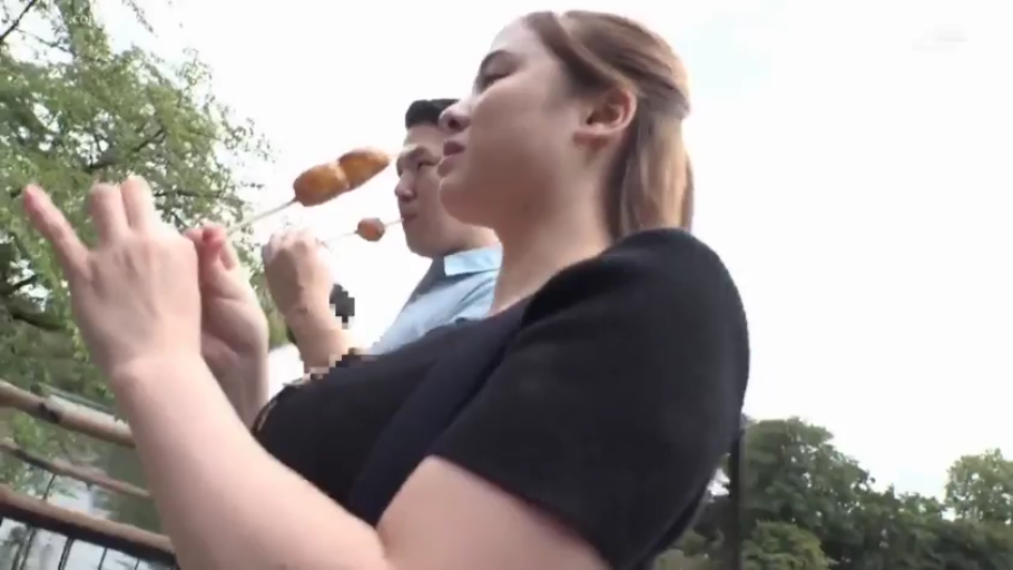 站立 · 自然 · 进食 · 黑色短袖 · 侧脸特写 · 户外公园 · 像素遮挡 · 食物串