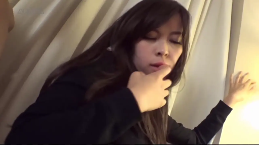 室内 · 诱惑 · 上半身 · 靠墙 · 昏暗 · 窗帘 · 黑色上衣 · 伸手