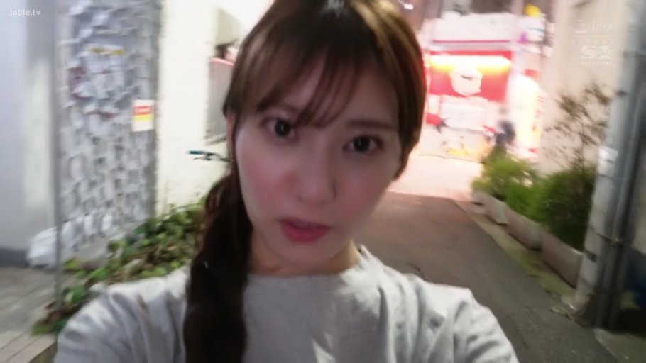 顔部のクローズアップ · 注视镜头 · 灰色T恤 · 屋外通り · 夜晚 · 自然表情 · 自拍姿势